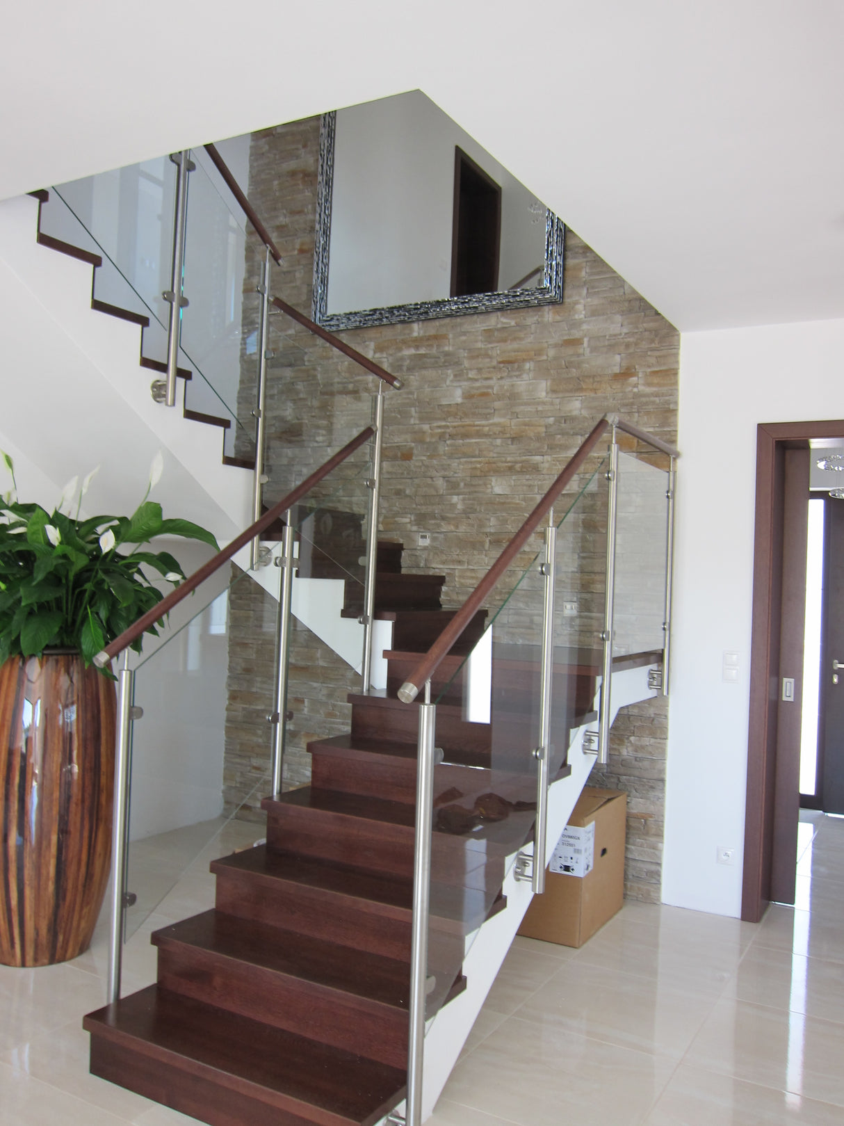 Sloupek nerezový, schod